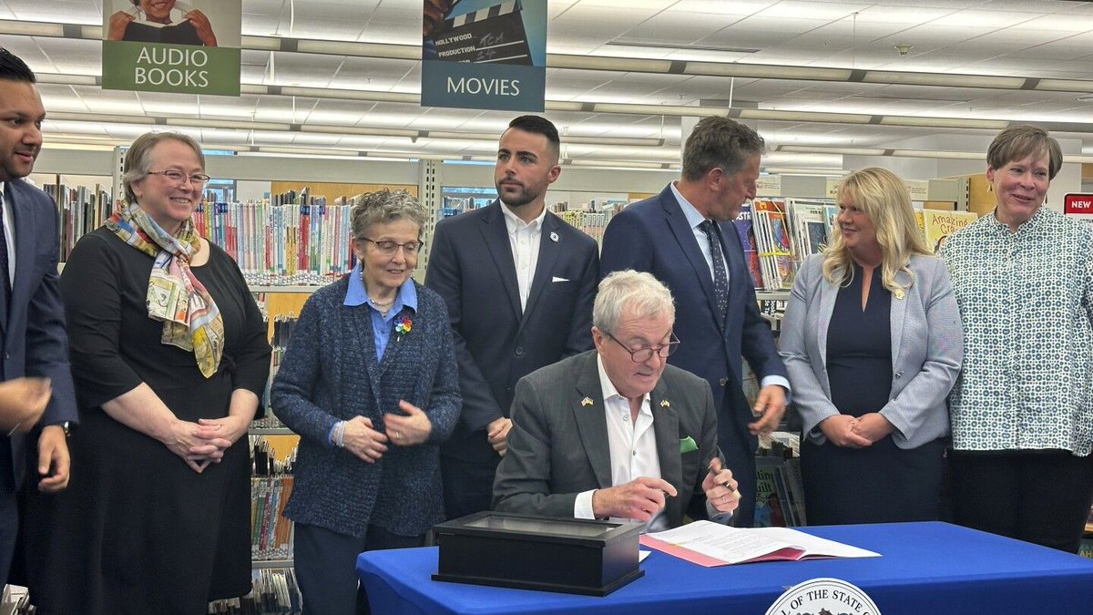 New Jersey becomes latest state to prohibit bans on books in school, public libraries | <a href="/AP/">The Associated Press</a> bit.ly/3ZLS3Uo