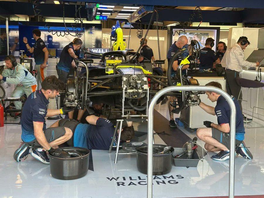 sopietv's tweet photo. do you remember when carlos arrived in mclaren and he said to their engineers where the car had problems?

same thing is happening, we are so sat! https://t.co/Sq4ha8riio