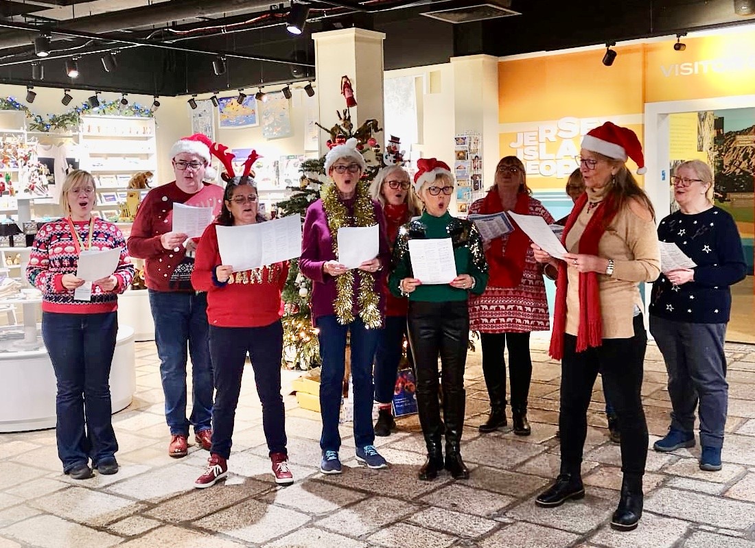 A host of FREE festive activities are on offer at #JerseyMuseum this Saturday (14th) as part of our last #DiscoveryDay of the year. Families can make snow globes, #Christmas cards &amp; decorations, follow a trail, watch a movie and join in with carols.

#HeritageChristmas <a href="/Mourant/">Mourant</a>