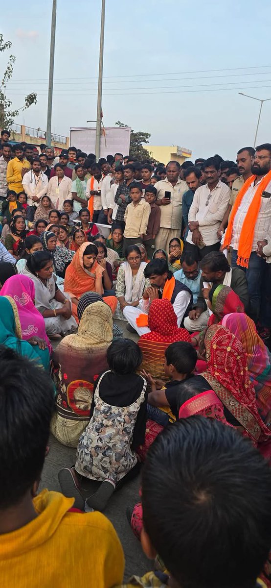 बीड जिल्ह्यात हिंदू मराठा वर आत्याचार होतो खून होतो तेंव्हा महाराष्ट्रात काय पूर्ण भारतात कोणी मोर्चे काढत नाही आणि कोणाला दुःख पण होत नाही फक्त भाजपच्या कार्यकर्त्यांचा पराभव झाला की हिंदू धर्म धोक्यात येतो वाह रे वाह हिंदू धर्म.... ढोंगी हिंदुत्ववादी 

#मराठा_संकटात
#Maratha