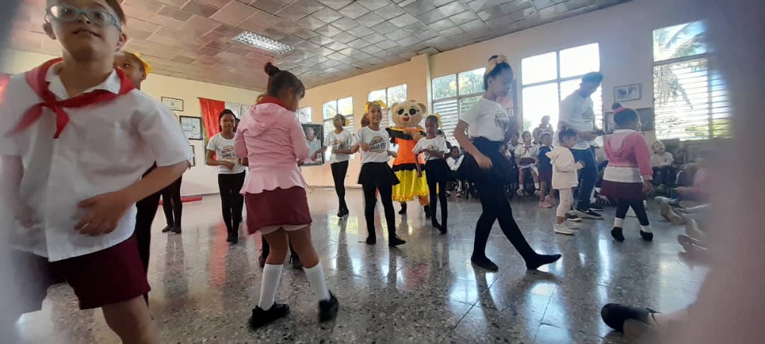 UJCdeCuba's tweet photo. Este 9 de diciembre la escuela especial Solidaridad con Panamá, disfrutó de un maravilloso espectáculo de la mano del proyecto infantil Habana Sueños y la revista Zunzún,  por su aniversario 35 de fundada por nuestro comandante en jefe #FidelPorSiempre.
#Cuba 
#UJCdeCuba https://t.co/2e00DElIvC