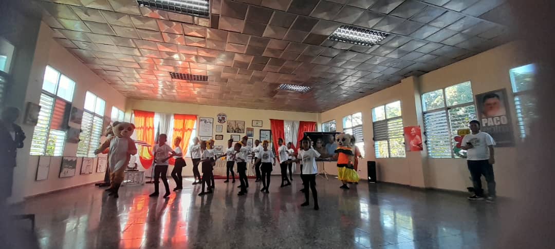 UJCdeCuba's tweet photo. Este 9 de diciembre la escuela especial Solidaridad con Panamá, disfrutó de un maravilloso espectáculo de la mano del proyecto infantil Habana Sueños y la revista Zunzún,  por su aniversario 35 de fundada por nuestro comandante en jefe #FidelPorSiempre.
#Cuba 
#UJCdeCuba https://t.co/2e00DElIvC