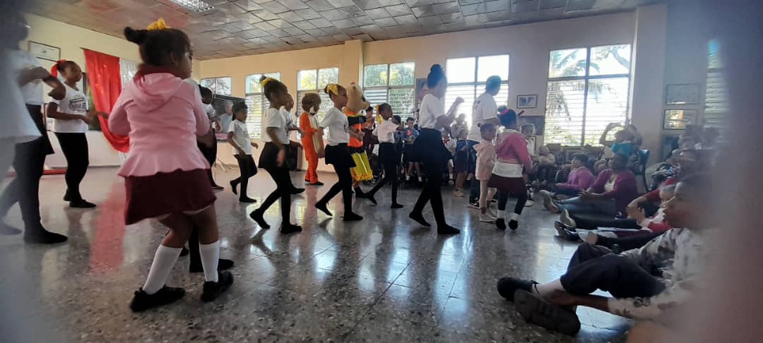 UJCdeCuba's tweet photo. Este 9 de diciembre la escuela especial Solidaridad con Panamá, disfrutó de un maravilloso espectáculo de la mano del proyecto infantil Habana Sueños y la revista Zunzún,  por su aniversario 35 de fundada por nuestro comandante en jefe #FidelPorSiempre.
#Cuba 
#UJCdeCuba https://t.co/2e00DElIvC