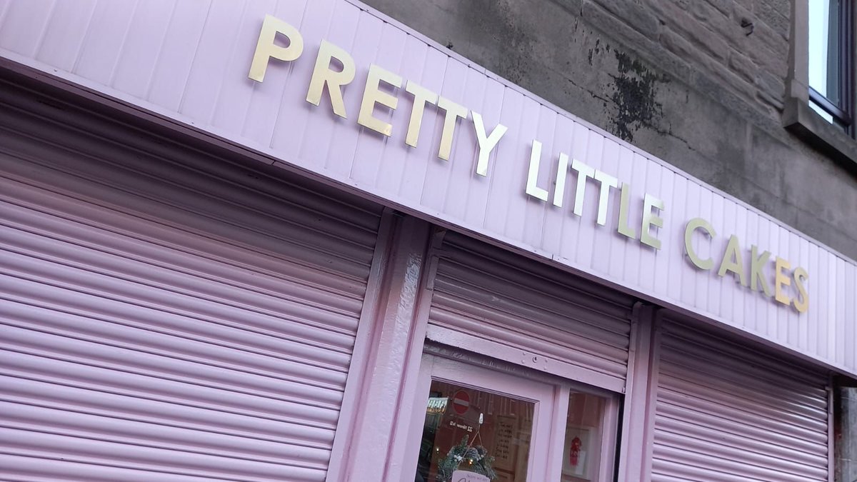 Out and about servicing and fixing in the Dundee area today. First stop was @prettylittlecakesdundee. Even the decor looks good enough to eat. #cake #coffee #tapside #Scotland #Dundee