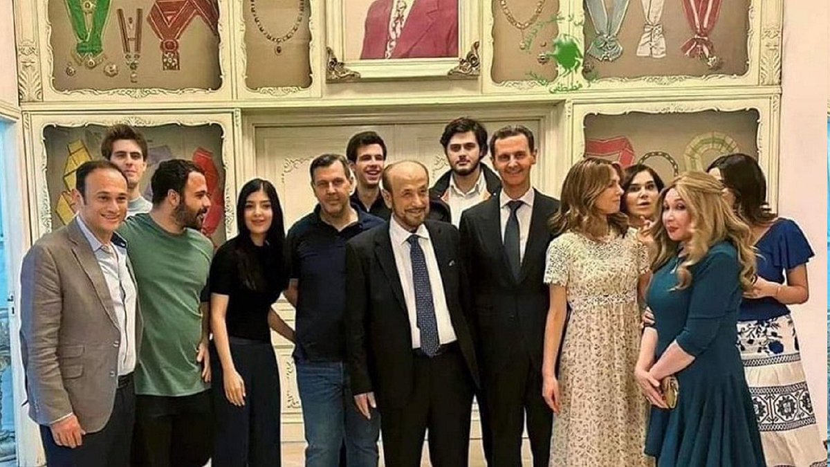 MaximKhalil's tweet photo. "السوريوكوست "
إلى القتلة:
هذه آخر صورة نزلت لكم ..لا بل كانت الأولى لكم موحدين..
 تذكرونها جيداً ..أليس كذلك ؟؟ تذكرون سببها ..
عندما رأيتها ابتسمت و عرفت انكم ساقطون لا محالة ..
كم انتم اغبياء … بكل ماتملكون من سلطة ومال..
استطاع مسلسل تلفزيوني ان يهز عرشكم جميعاً..
لتنفوا نهايتكم القادمة ..حرمكم حتى من فكرة المفاجأة..فكواليس نهاياتكم رآها الناس جميعاً ..وقبل ان تحدث ..
هذا هو الفن ايها الديكتاتور الاحمق ..
نحن لسنا كراكوزات كما كنتم تعتقدون في مجالسكم..
نحن اصحاب الفن و الرسالة ..أسقطناك اخلاقياً في قلب حاضنتك الشعبية ..في قلب حاضنتك العسكرية.
وفي لحظة يعتقد فيها العالم كله انك انتصرت ..
هذا هو الفن يا "نيرون" الذي لم يقرأ التاريخ ..
اعلم كم انتم محطّمون الآن .. فالمال تحصيل حاصل  ..لكن الديكتاتور لا يستطيع ان يع��ش بلا سلطة .. انتم تعرفون جيداً عن ما أتكلم .. انه يصيبكم في الصميم ..جميعكم..
أقولها لكم ضاحكاً .. انتم ضعفاء الآن .. مهزومون .. 
بلا عبيد ..بلا كرسي..ترتعشون ..
نعم ..انتصرت أغنام مزرعتكم عليكم و تحولوا إلى جبابرة ترونهم في كوابيسكم كل يوم …كل يوم ..
انتصرت المقاومة الحقيقية على الخونة ..
انتصر المعتقلون على السجان..
انتصر الشهداء على الجزار ..
فأرواحهم إلى الجنة وانتم إلى النار ..
نار الارض ونار السماء..
انتصر اصحاب الأرض ..اصحاب الحق ..
انتصر الوطن على بائع الوطن ..
انتصر الدم السوري على دراكولا السوري ..
سننهض جميعاً ..وهذه مسألة وقت ..
فنحن الآن في جلسة العلاج الكيماوي ..أيها الدكتور ..
سننهض جميعاً .. وكم سيؤلمكم هذا النهوض ..
وكم ستعملون على إفشاله ..
و كم سيؤرق لياليكم الباردة في قصور "اللجوء"..
عشتم خائفين فانفاقكم وقصوركم تروي هذا الخوف ..و في السقوط كنتم خائفين..جبناء ..
لم تجرؤا حتى على نهاية "هتلر" 
والآن !  حدثوني كيف هو الخوف الآن ؟؟ 
وانتم تتحولون من سادة إلى ملاحقين..مطلوبين 
مع كل خطوة ..مع كل نفس ..مع كل رمشة عين..
حدثوني هل تثقون بمن يحميكم الآن ؟؟بأن لا يبيعكم في أول لحظة يساوم فيها على مصالحه ؟؟هل تثقون بالطعام ..بالشراب ..بالهواء .. هل تثقون ببعض يا صانعي  "السوريوكوست"؟؟ 
اما زلتم تشكّون بالعدالة ؟! هل قرأتم عن  اديب الشيشكلي ؟؟ ام انكم قرأتم تاريخ سورية بصيغتكم البعثية؟؟ 
ولله لو كنت مكانكم لشنقت نفسي …لضغطت على الزناد ..فهكذا ينتهي الديكتاتوريون الشجعان ..
ولكن احمد الله انكم انتهيتم جبناء فذلك جزء من 
عدالة السماء..
ليراكم كل السوريين "موالاة ومعارضين " 
في تلك الصورة…. "عراة" 

#سورية_الحرة #سورية_للسوريين