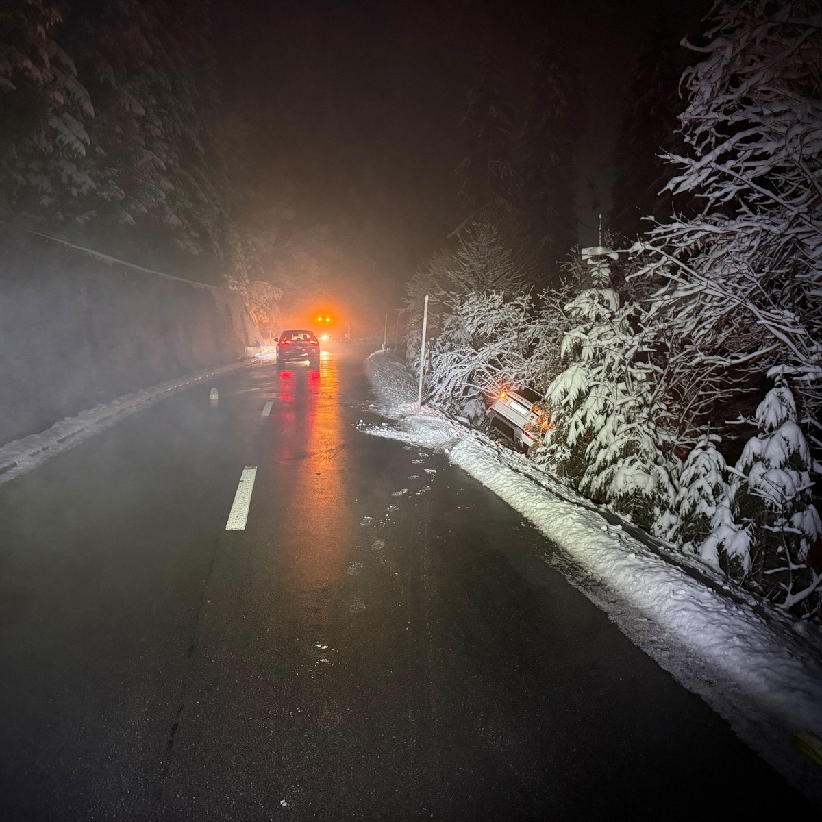 Ein 33-jähriger Autolenker verlor auf der #Glaubenbergstrasse aufgrund eines Bremsmanövers die Kontrolle über sein Fahrzeug, kollidierte mit der linken Betonwand, rutschte in das vordere Auto und kam rechtseitig von der Fahrbahn ab. Er verletzte sich leicht. #kapoobwalden