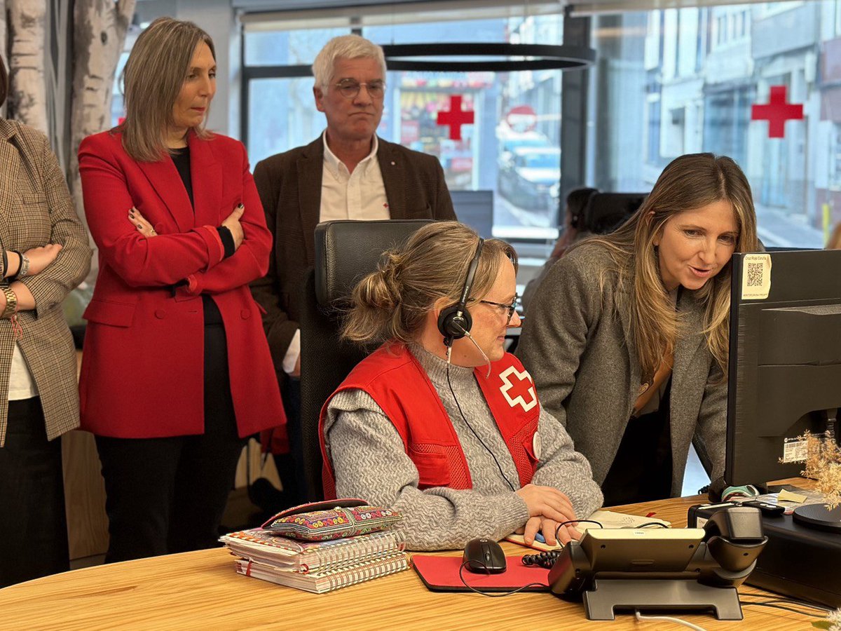 ConcelloCoruna's tweet photo. 📞 Nereida Canosa visitou esta mañá as instalacións do servizo municipal de teleasistencia, xestionado por Cruz Vermella

🫂 Puido coñecer de primeira man o funcionamento do servizo que atende a máis de 2.200 persoas na cidade

Máis información: https://t.co/rfaYqC4TRE https://t.co/bhT8VQ0gO5