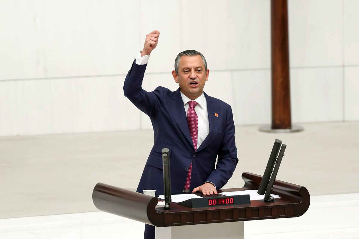e_liff_gibi_sin's tweet photo. Özgür Özel:

"Tayyip Bey’i isyan ettiren bir türlü durdurmayı başaramadıkları icraatlarımızdır.   

Birbiri ardına açılan yurtlar, kreşler, kent lokantalarıdır."

Yemin ederim şu vizyonsuza  yazacak bişi bulamadım😂😂😂 https://t.co/M2ns8xTHSs