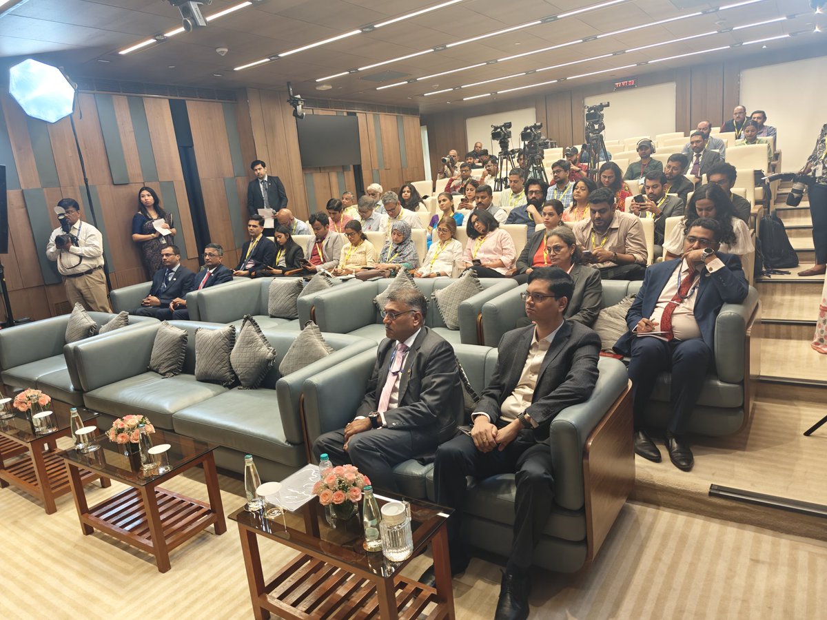 RBI's tweet photo. Today, Shri Shaktikanta Das held a press conference at 11.30 AM on his last day as Governor of Reserve Bank of India. Watch the video here: https://t.co/ppPm1C8VMl

#RBI #rbigovernor #shaktikantadas @DasShaktikanta https://t.co/yRyLbcHuXR