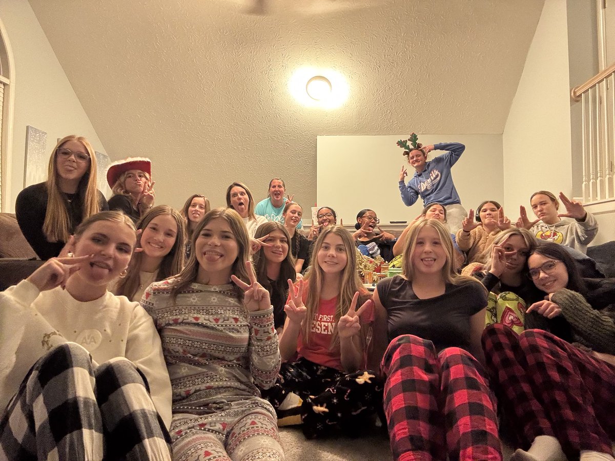 PeanutSchmitz99's tweet photo. Had so much fun last night at our Lebanon HS softball Christmas party!!! Getting excited about the upcoming season! #LadyDevils @SBRRetweets @QrRecruiter @scan1ansports @los_stuff https://t.co/kmAf261my9