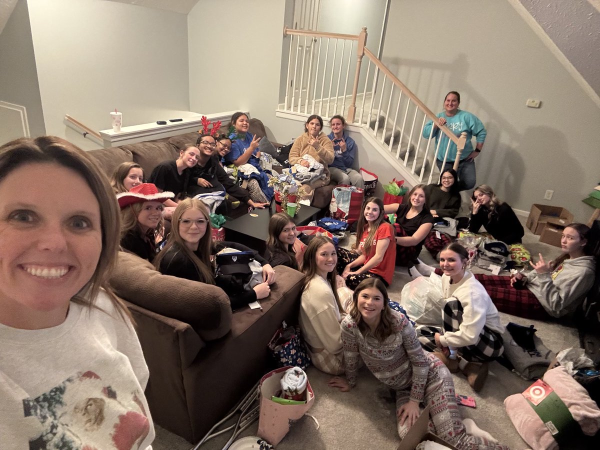 PeanutSchmitz99's tweet photo. Had so much fun last night at our Lebanon HS softball Christmas party!!! Getting excited about the upcoming season! #LadyDevils @SBRRetweets @QrRecruiter @scan1ansports @los_stuff https://t.co/kmAf261my9