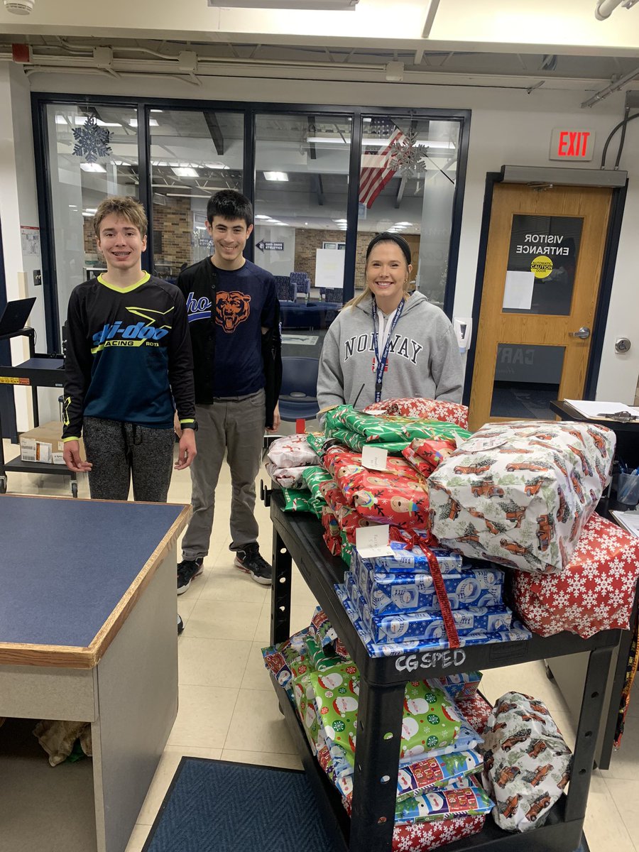 HKellyCG's tweet image. THANK YOU Ms. Bo-Hansen &amp;amp; Student Council for sponsoring 20 gifts! 💙 We are half way there… hoping not to see the floor on Friday! 🎄🥳🎅🏽 @RySlatts