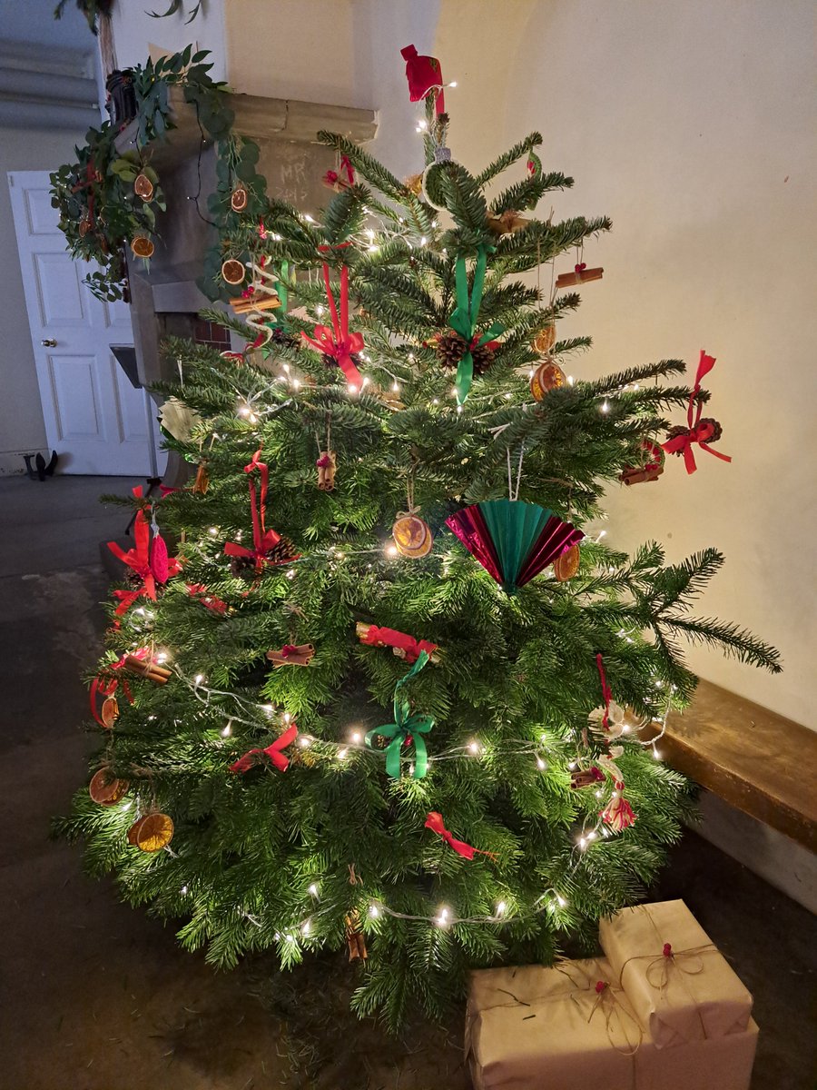 CannonHall1760's tweet photo. Our wonderful volunteers have been getting into the festive spirit. 🎅🎄

They have created handmade decorations for our Christmas tree and made some lovely wreaths.

A massive thanks goes to our volunteers for supporting us throughout the year.

@ace_national @HeritageFundUK https://t.co/7gYubrX0CP