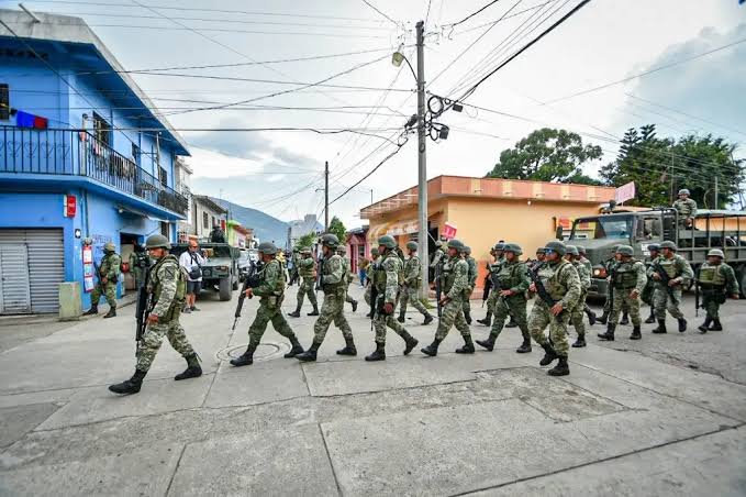 RaulRomero_mx's tweet photo. Sea como élite política, ejército de contrainsurgencia, embrión de paramilitares y grupos criminales, policía militarizada o participando en la industria de la construcción, el proceso de militarización en Chiapas ha seguido un largo camino

Chiapas hoy 
https://t.co/7SzVxkLZtQ https://t.co/netVc6ASCn