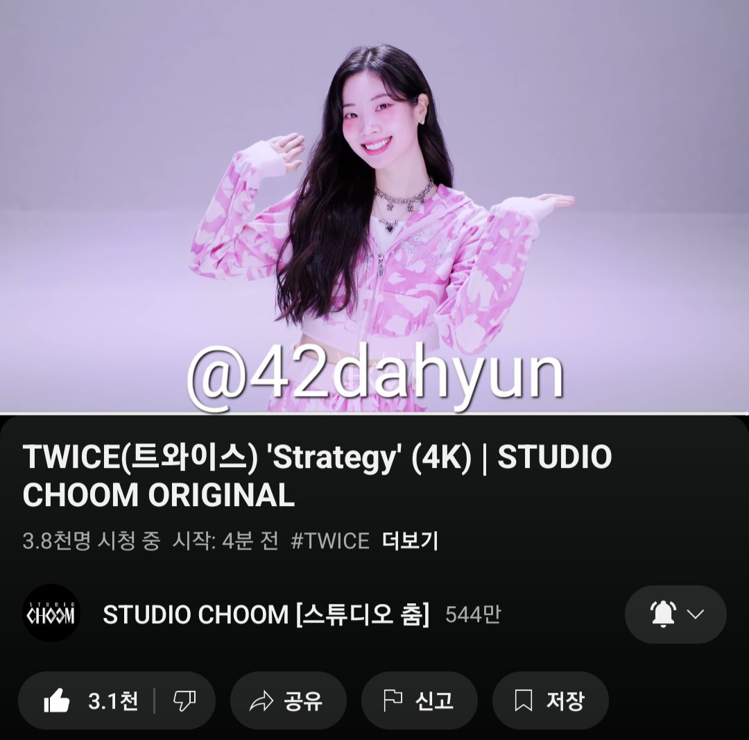 42dahyun's tweet photo. @M2MPD @JYPETWICE #SCORIGINAL_TWICE

그냥 9명 완전체 스춤만으로도 귀한 영상이 되어버림... 일본활동만 하던 미사모도 스춤으로 볼 수 있어서 너무 좋았는데 9명 완전체 스춤을 볼 수 있어서 더 좋네요ㅠㅠ 마지막 비하인드로 배경색 멤버들 고유색으로 해주시는 제작진분들 센스 최고심돠! https://t.co/BSYEYnOD3r