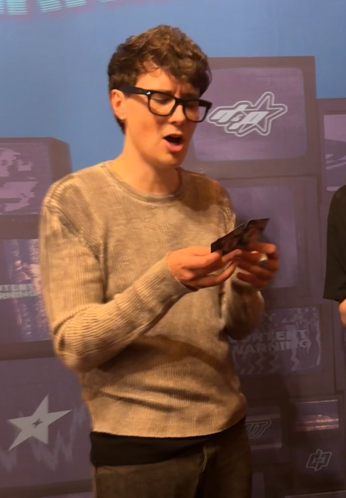 talvescio's tweet photo. fuck it, dan in glasses 😪 https://t.co/Aq4EHD4jRw