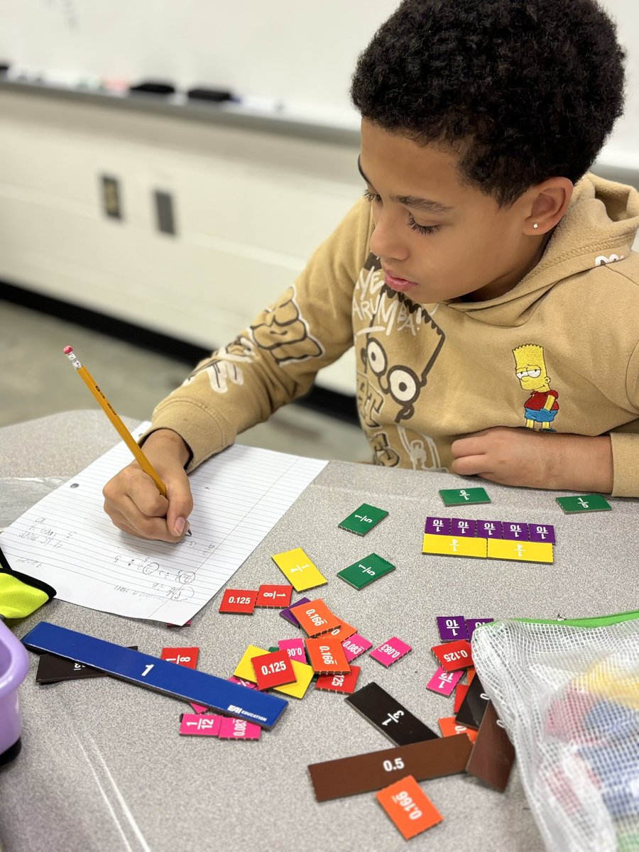 WLE_HCS's tweet image. @jodyercallaway @tifjackson4 @Pittsluvs2teach @yanachaney WLE makes math fun! comparing and ordering fractions.