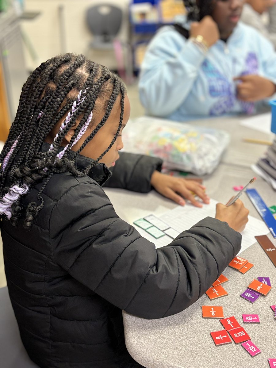 WLE_HCS's tweet image. @jodyercallaway @tifjackson4 @Pittsluvs2teach @yanachaney WLE makes math fun! comparing and ordering fractions.