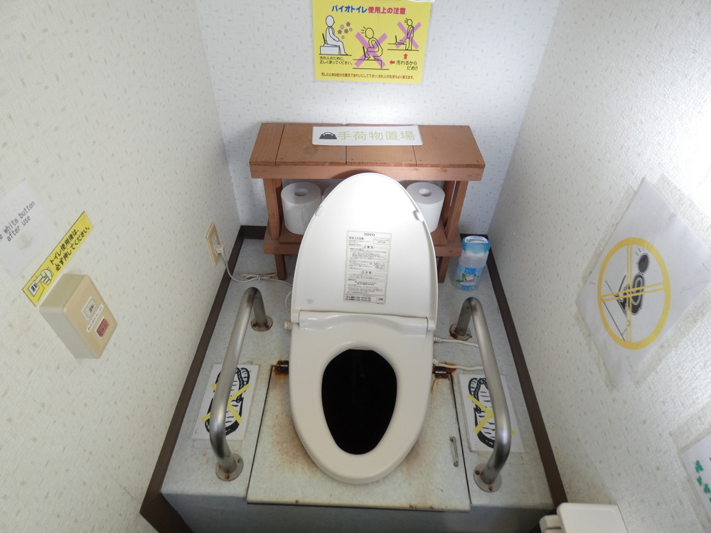 rasen_t's tweet photo. #オタク変な物ばっかり撮るシリーズ

どこに行っても、トイレがあると撮りがち。
鑑賞用には汚くて変わってるほどうれしいが、実際使うならきれいな水洗の洋式がいい。 https://t.co/Q3v40zTPfx