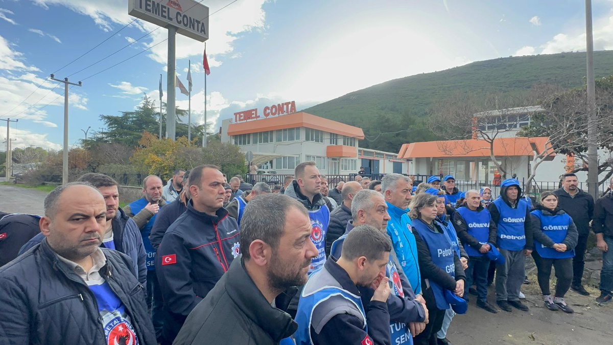 Örgütlenme sürecimiz ve işverenin uzlaşmaz tavrı sonrasında Temel Conta işyerimizde grevimizi başlattık! Yasal ve anayasal haklarını kullanarak Petrol-İş Sendikası’na üye olan işçilerimiz, işverenin sendikayı kabul etmemesi nedeniyle bugün grev alanında kararlılığını ortaya koydu