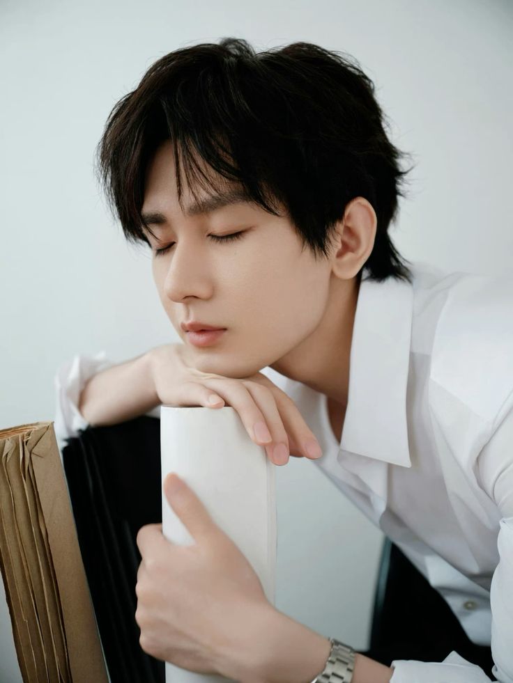 ⠀

        เคยมีความทรงจำที่เคยสั่นไหว
        เมื่อได้สบตาใครบางคน —

        เขาเริ่มสงสัยว่าความรักนั้นเคยเป็นจริงหรือไม่หรือมันเป็นเพียงภาพฝันที่เขาสร้างขึ้นเอง เมื่อทุกอย่างกลายเป็นเพียงความทรงจำซีดจาง

⠀