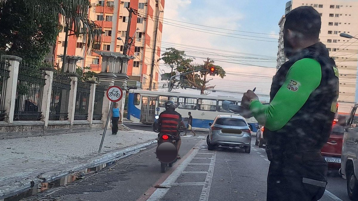 🚴Na tarde de ontem(09), vários veículos foram autuados durante fiscalização na ciclofaixa da Lomas Valentina. A medida visa garantir a segurança viária e mobilidade.