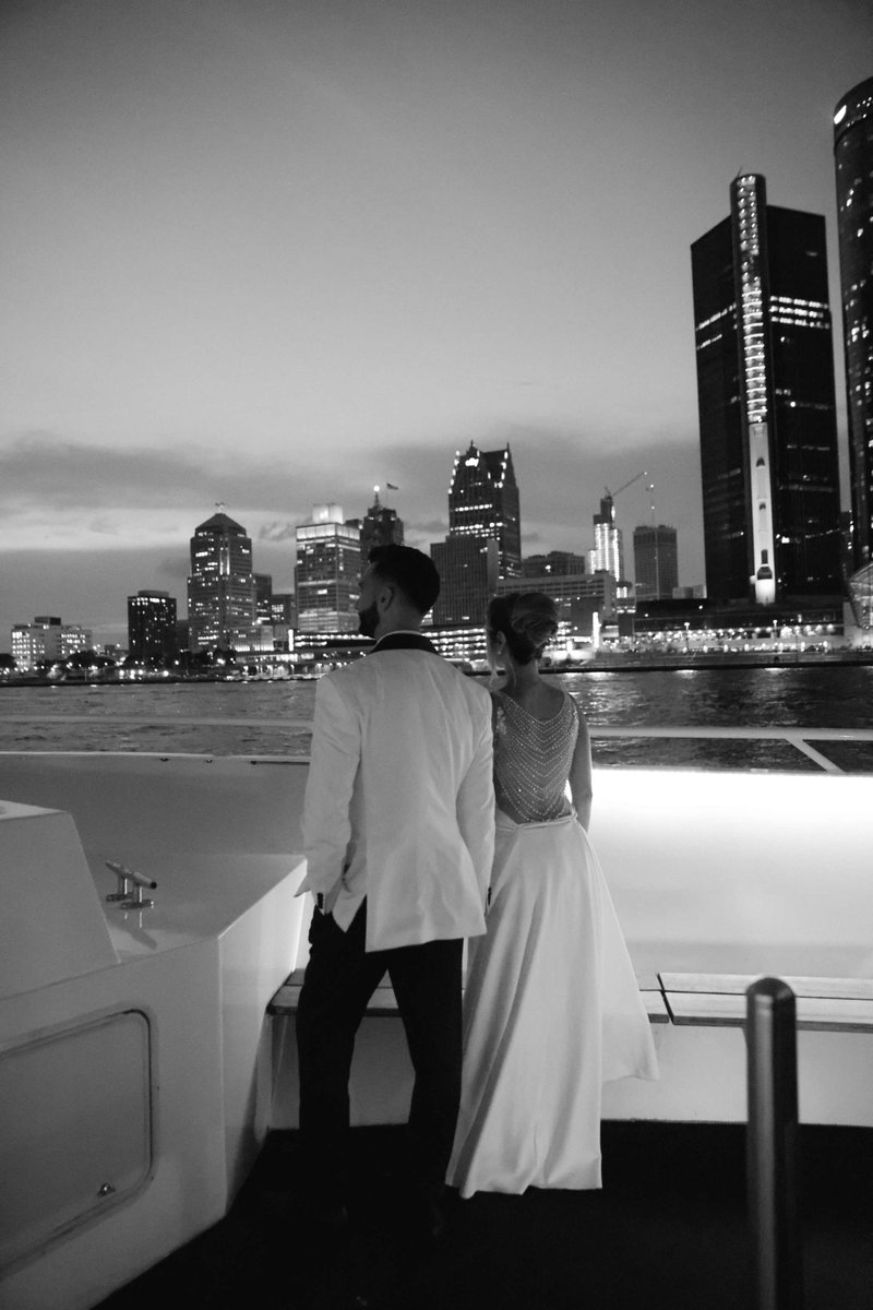 This view, that dress and a love that lasts a lifetime. 

📸: <a href="/studiomalsia/">Studio Malsia</a>