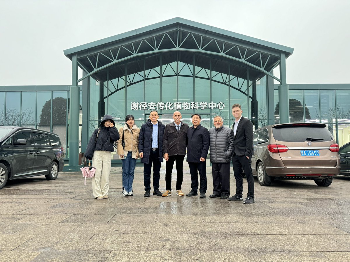 Signing a MOU for research cooperation between <a href="/Volcaninstitute/">Volcani Institute</a> and Xianghu Lab in Hangzhou 🇨🇳.