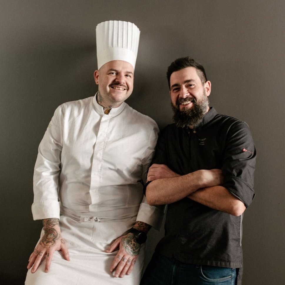 Este jueves haremos un directo Desde HUESCA, a las 13:00 en el salón de actos de la diputación provincial, entrevistando a <a href="/raulbernalb/">Raul Bernal</a> de <a href="/bylapaca/">@Bylapaca</a> y a <a href="/ValienteTonino/">Tonino Valiente</a> de <a href="/TatauB/">Tatau</a>

Venirse, que echaremos risas y vinos!!
La inscripción es gratis y os la dejo en el siguiente tuit.