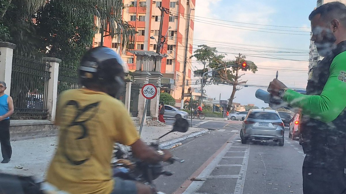 SeMOB_PMB's tweet photo. 🚴Na tarde de ontem(09), vários veículos foram autuados durante fiscalização na ciclofaixa da Lomas Valentina. A medida visa garantir a segurança viária e mobilidade. https://t.co/ffPJmHoKON