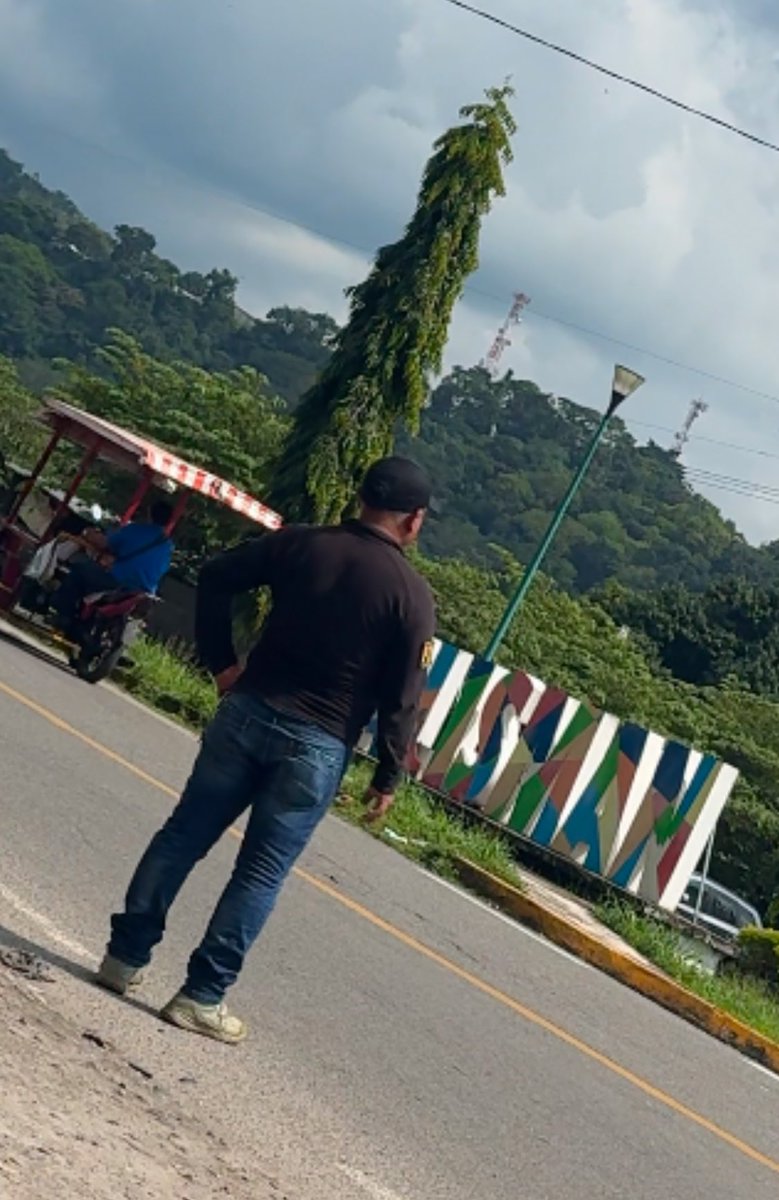 HaniaSieraDavid's tweet photo. NO VIAJEN A TAPACHULA por vía terrestre.
Me parece una tremenda irresponsabilidad e ineficiencia del @MinexGt y del consulado en ese lugar el no informar del riesgo que corremos  los guatemaltecos. Desde hace meses se sabe de una banda de asaltantes que a plena luz del día y a escasos metros de la frontera interceptan a los turistas.