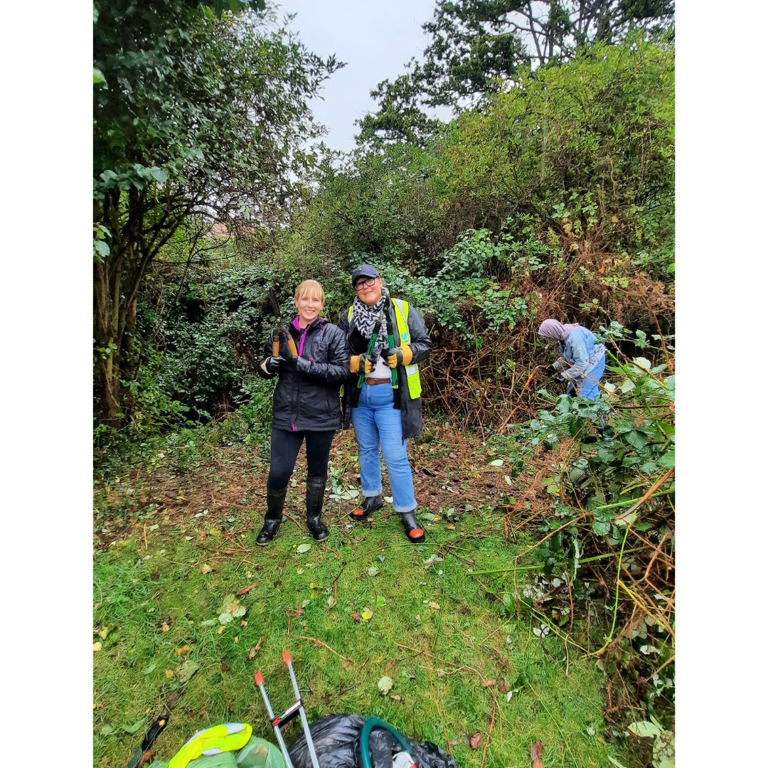 Thames21's tweet photo. 📆 Join us on the 19th of Dec at Watling Park for a festive volunteer session. We’ll be managing overgrown vegetation and clearing litter from the park. Mulled wine and mince pies will be provided! 🥧🎄🍵
Register here: https://t.co/NH6wCpIM5Q
#thames21 #actionforsilkstream https://t.co/JFQp78UFK8