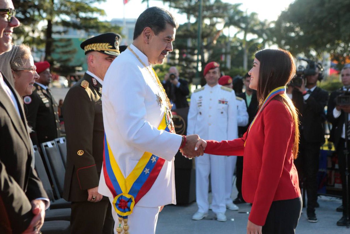 AntibloqueoVen's tweet photo. #noticia | Presidente @NicolasMaduro otorga la condecoracion “Orden Bicentenario Victoria de Ayacucho” a venezolanos y venezolanas sancionados por Estados Unidos.

“Háganse merecedores de las sanciones que el imperialismo puso sobre ustedes, pero sobre todo, háganse herederos en las acciones de las glorias de esta condecoración que por primera vez se otorga en Venezuela en 200 años”, dijo el jefe de Estado @nicolasmaduro