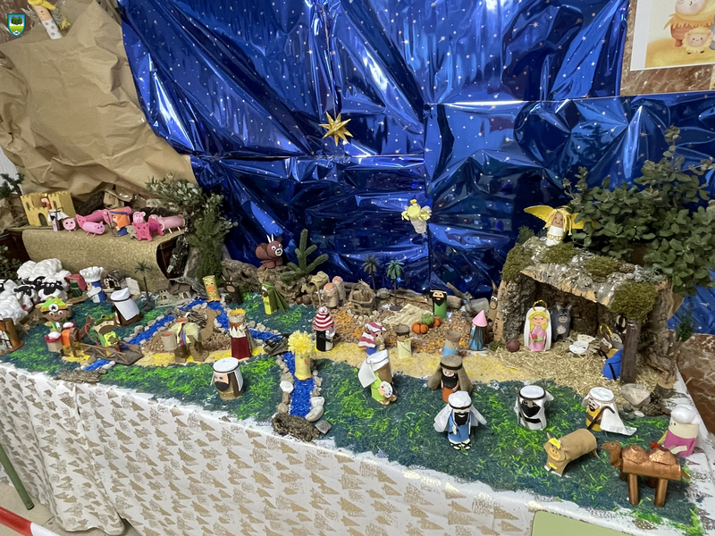 SMBOSQUE's tweet photo. ¡Nuestro belén ya está terminado! ✨ Gracias a todos por hacer posible este proyecto tan especial. Hoy ha venido el jurado a valorarlo. ¡Estamos emocionados por saber los resultados! Seguiremos informando. ¡Feliz Navidad!
#Belén #Concurso #Navidad #smbosque https://t.co/5DG34St5xk