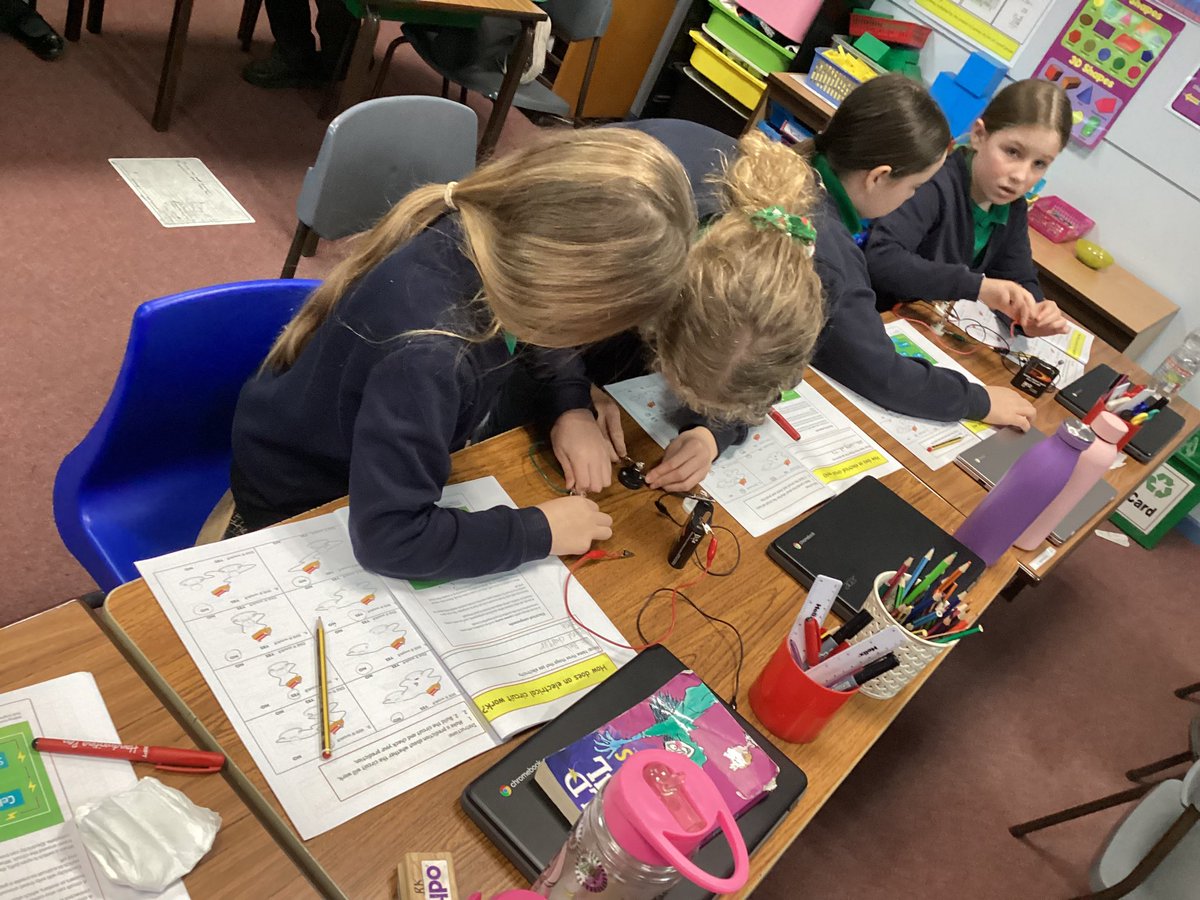 4Yearsley's tweet photo. Today we are making and testing a number of different circuits in our science lesson. https://t.co/7YncwiyEOl