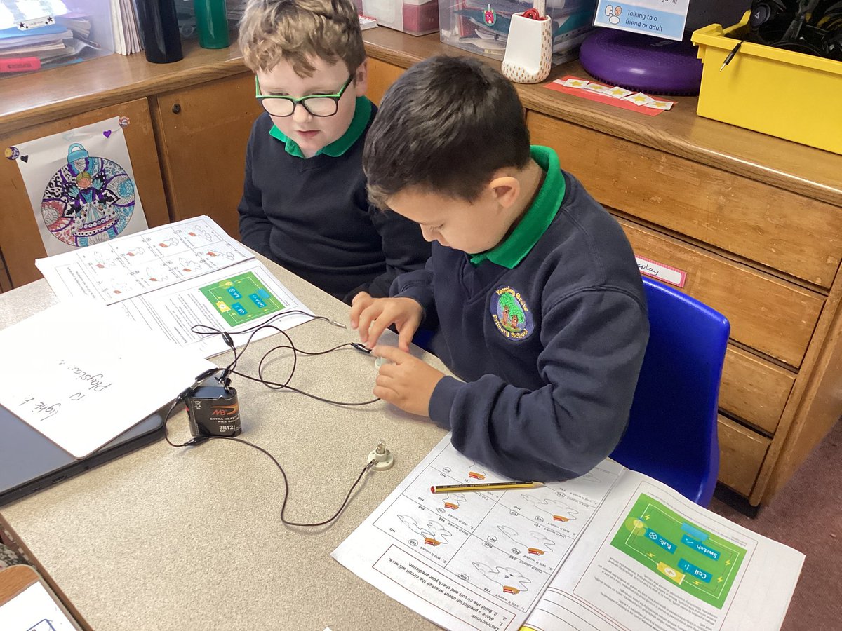 4Yearsley's tweet photo. Today we are making and testing a number of different circuits in our science lesson. https://t.co/7YncwiyEOl