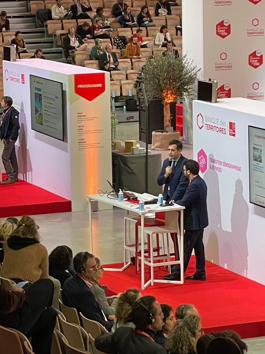 En direct des 6eme rencontres Coeur de Ville à Chartres

#Elus, et partenaires des villes du programme se sont réunis pour échanger et participer à des ateliers d'échanges d'expérience ! 
Merci à <a href="/denisthuriot/">Denis Thuriot</a>, maire de @villedenevers et <a href="/vincentchauvet/">Vincent Chauvet</a>, maire d'@AutunVille