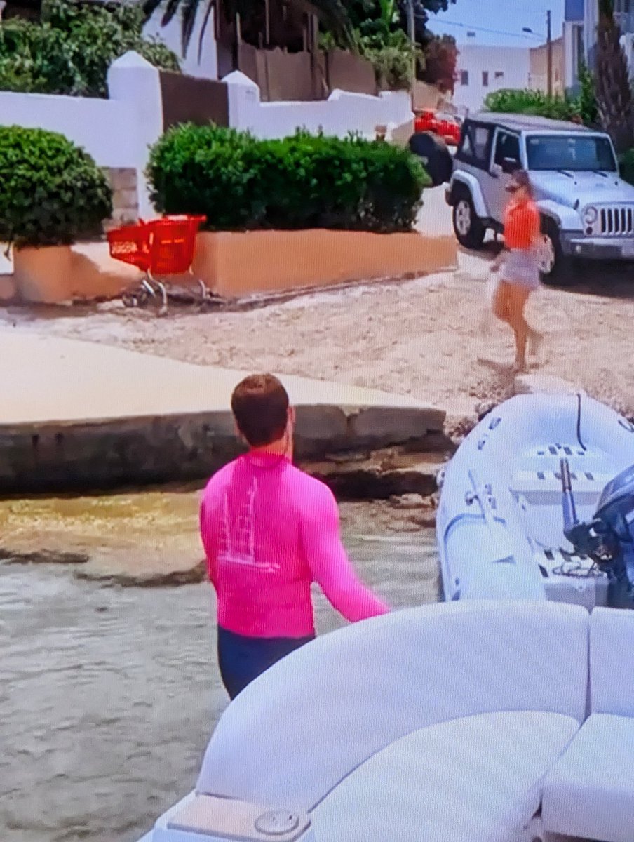 millennialshrew's tweet photo. I'm dying. They spend all this time to find Rosé and it looks like 1 bottle?? Is this just for the primary? I thought Chase would be carrying out at least a box of Rosé for the effort needed to find wine. 😂😂

#BelowDeckSailing #BelowDeckSailingYacht #BDSY https://t.co/zR9Cz1X6OZ