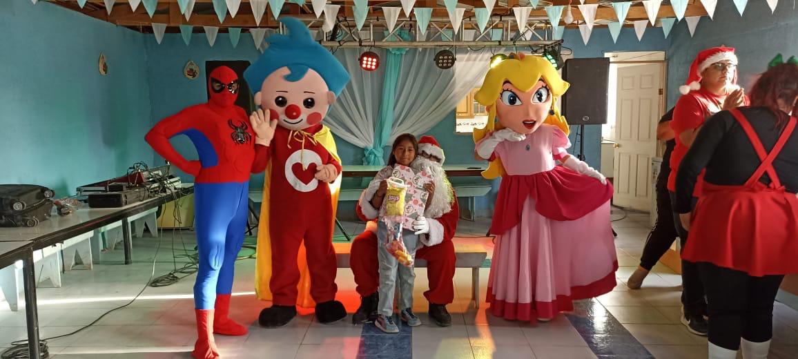 IM_HUARA's tweet photo. Compartimos estas postales navideñas📸 que nos llegan desde #Sibaya, #Limaxiña y #Achacagua, hasta donde llegó el Viejito Pascuero y sus amigos.🎅🏼✨️
💕Una actividad que nos invitó a conectar, estar en familia, con amigos, y disfrutar juntos.
#Iquique #Tamarugal #Chile https://t.co/K28Y4jG72L