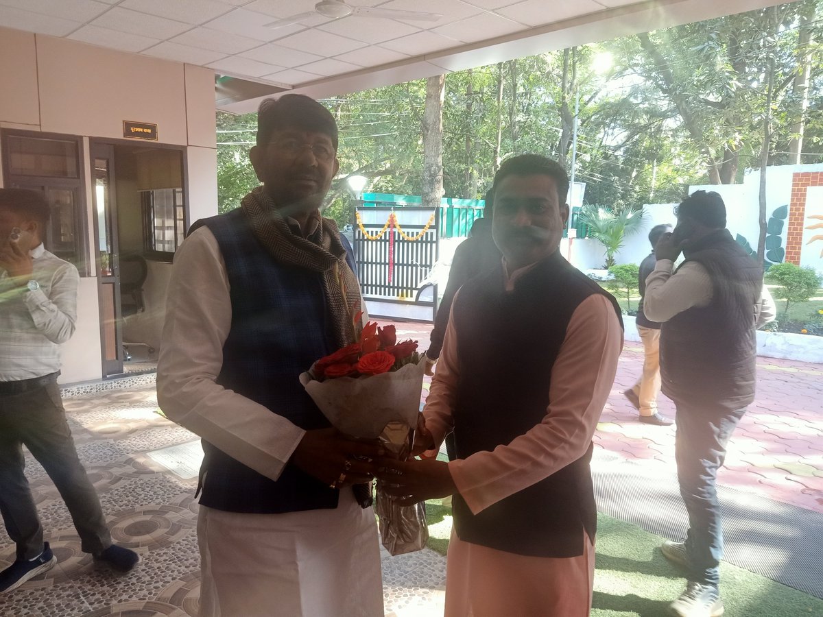 suraj1982soni's tweet photo. आज भोपाल में पशुपालन मंत्री लखन पटेल जी से मुलाकात करके पगारा बन रही श्रीराधा गौसेवा धाम हॉस्पिटल की जानकारी दी साथ ही गौ रक्षा कमांडो फोर्स के मप्र के सभी जिलों के गौसेवकों की जानकारी दी एक मांग पत्र भी दिया 
@DrMohanYadav51 
@JansamparkMP 
@mp_husbandry https://t.co/2FPmaOlFRd