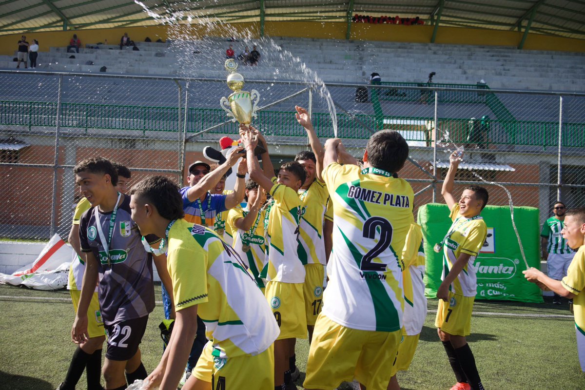 AntioquiaLAF's tweet photo. 📸 Así disfrutamos de las finales de la Copa Colanta🏆🐮 en el municipio de Entrerríos, una gran fiesta del fútbol aficionado infantil⚽️. Gracias a @ColantaOficial fuimos testigos de las sonrisas y las emociones en el norte de Antioquia 💚🥇 https://t.co/lhgyrNFvRk