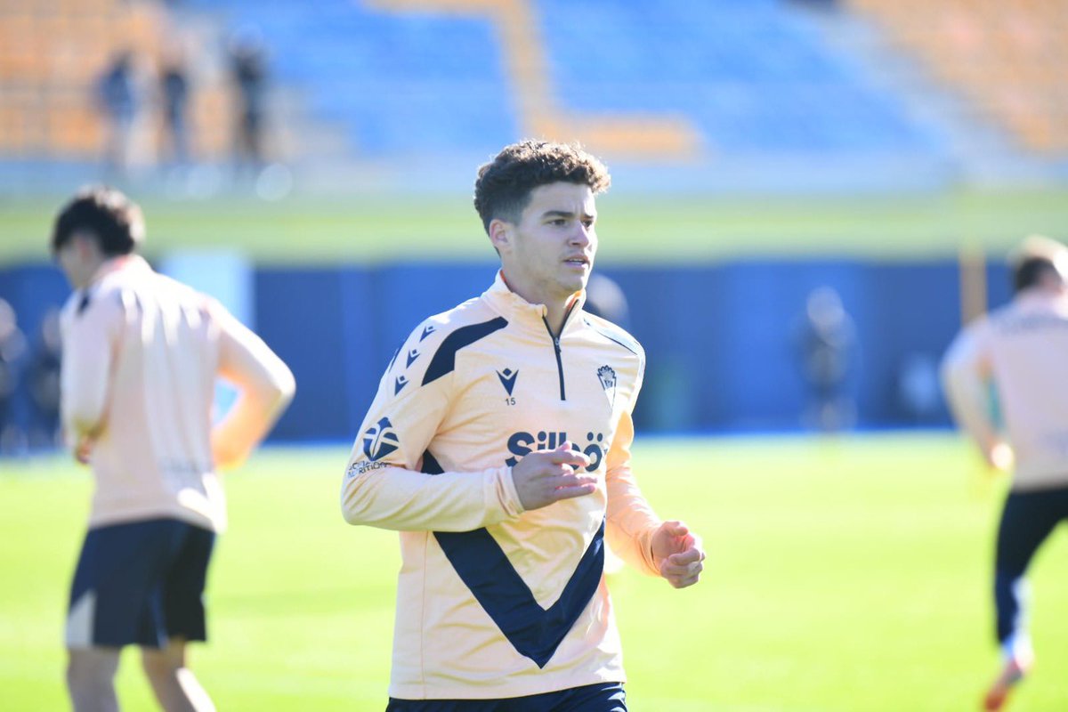 Cadiz_CFCantera's tweet photo. #CanteraCadista 💛💙

Pablo Barea, del #Mirandilla, se ejercitó con el primer equipo en la sesión de hoy. https://t.co/YR6ffxjxiR