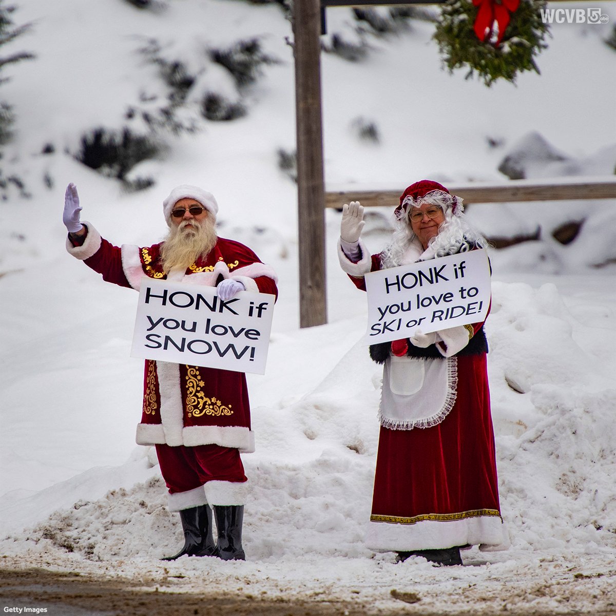 WCVB's tweet photo. 🎅⛷️📸 More than 300 skiers and snowboarders dressed as Santa filled the slopes at Sunday River Resort in Maine for the 24th annual Santa Sunday event, which raises money for charity https://t.co/euvPdRXYPK 
...
#Santa #Holiday #Ski #Snowboard #SundayRiver #Maine #NewEngland https://t.co/4ZdfWuSUCE