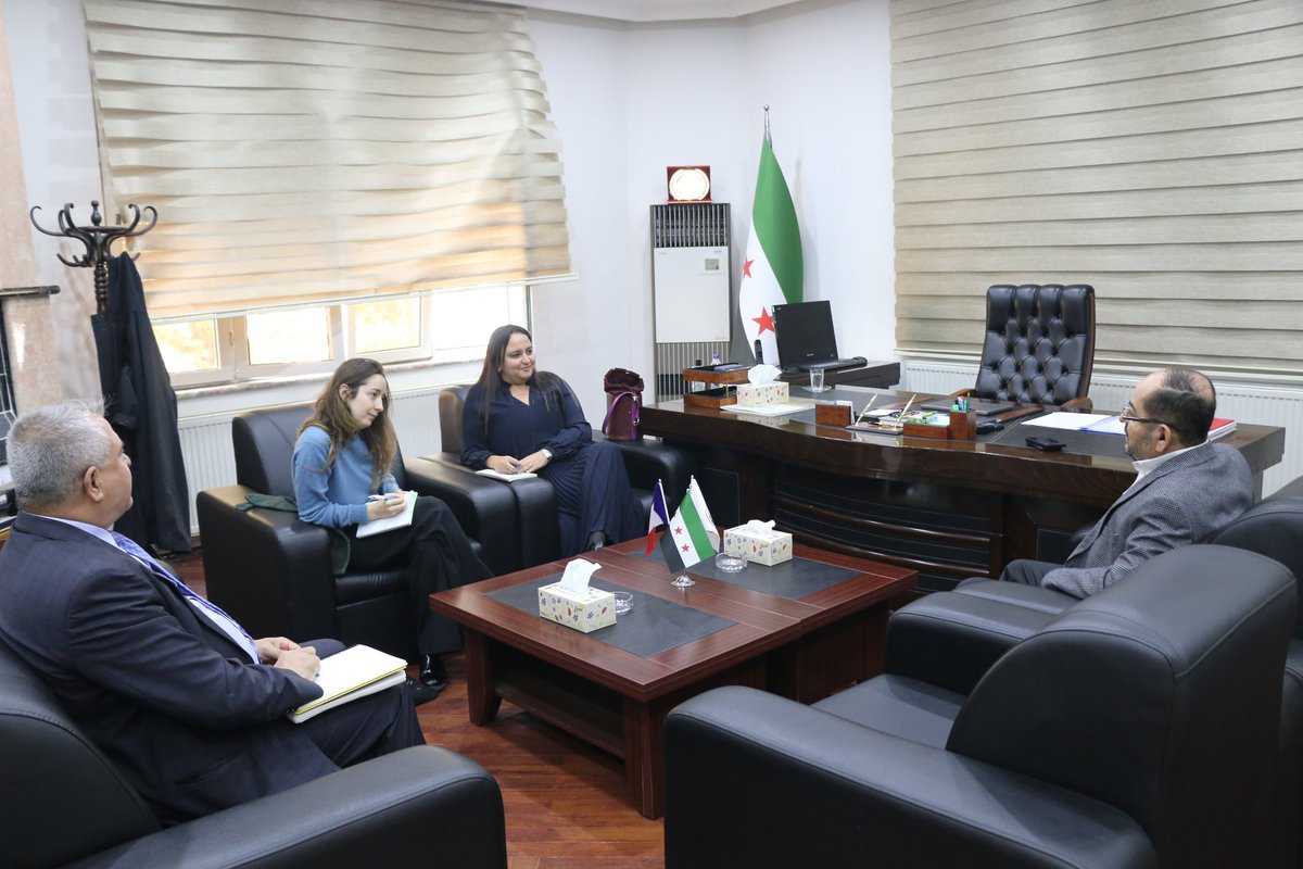 التقينا اليوم في ممثلية الحكومة السورية المؤقتة مع نائب القنصل الفرنسي العام، السيدة آمال بنحاغوغ، حيث ناقشنا الوضع الراهن في سوريا وآليات إدارة المرحلة الانتقالية بعد سقوط نظام الأسد. أكدنا على أهمية تشكيل حكم انتقالي يشمل جميع أطياف الشعب السوري، مع ضمان العدالة الانتقالية