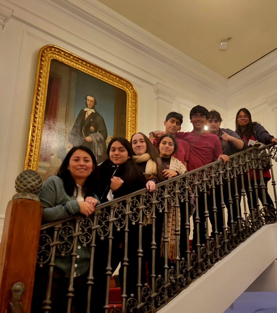 NAZARETSANBLAS's tweet photo. #4ºESO hace su propia visita guiada al #MuseodelRomanticismo.
¡Nos encanta el #SXIX!
#Excursión #Nazaret🧡 https://t.co/eKUu8cMXsI