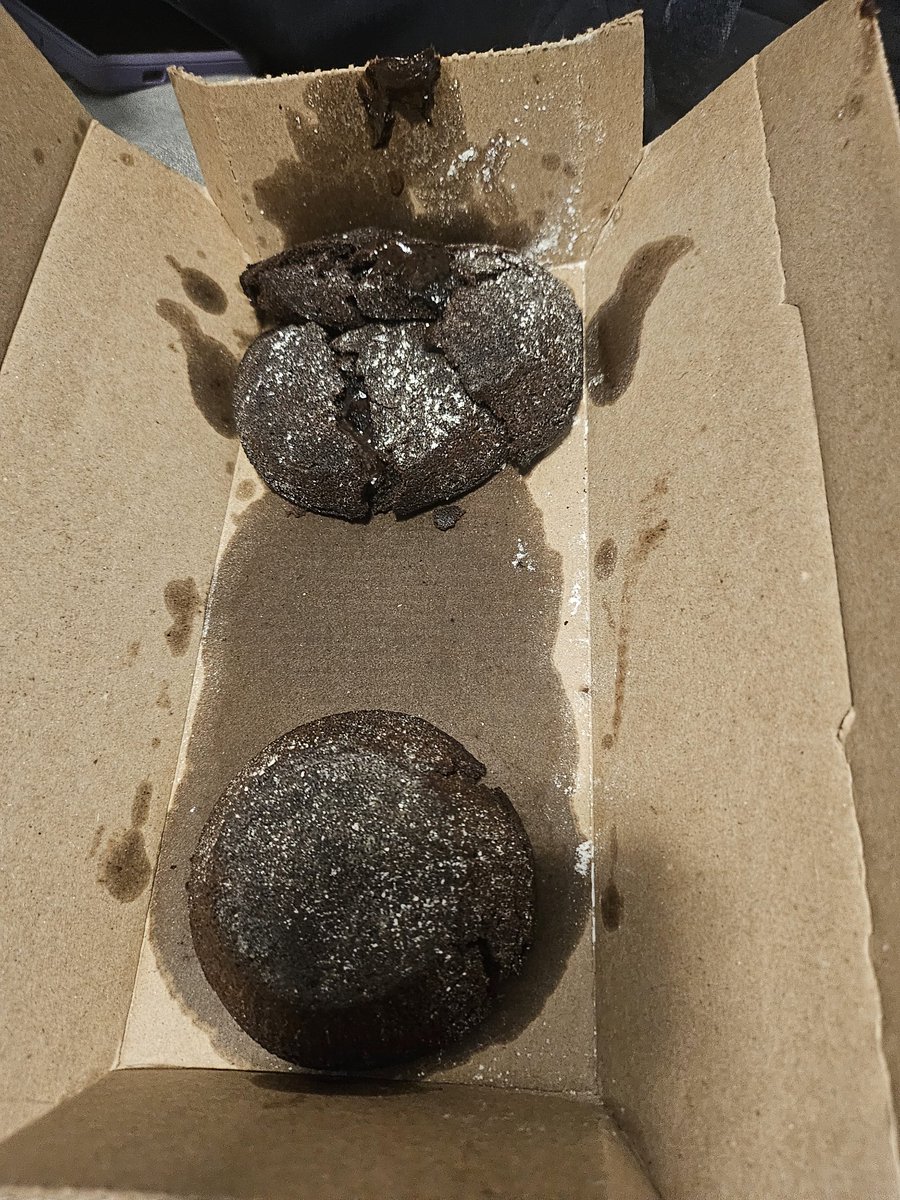 Proudfan92's tweet photo. @dominos I want to express my extreme dissatisfaction with a recent  order. The pizza arrived in an unacceptable condition, with cheese applied to only one half.  Furthermore, the lava cake was missing a cake and smashed. This Unacceptable as I'm a weekly customer. https://t.co/z9leDFsMd6
