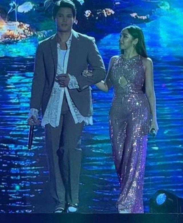 When he looks at her &amp; When she looks at him i see Love

KEEP SLEIGHING KYLEDREA
