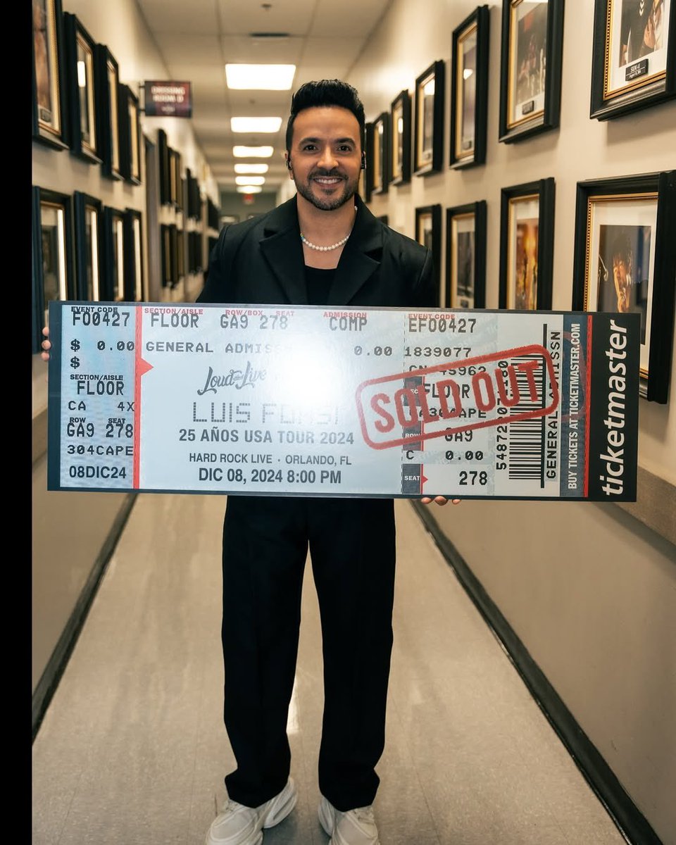 LuisFonsi's tweet photo. Lo que vivimos en Orlando fue demasiado real! Gracias por todo familia ♥️
El 22 de Diciembre lo repetimos en el Hollywood Hard Rock Live 💥 El último concierto del año!
#25AñosTour 🌎

📷: @mavzfilm @phaneite https://t.co/YvtD8QxjjO
