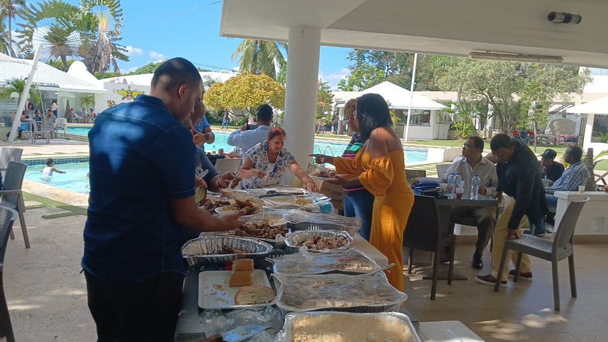 elnuevodiariord's tweet photo. 🎅¡Fiesta navideña!🎄
La Unión Nacional de Trabajadores de la Comunicación (#UNTC) celebró este domingo su tradicional fiesta navideña con un evento cargado de alegría, optimismo y camaradería, reafirmando su compromiso de fortalecer el gremio y trabajar en beneficio de sus afiliados.
La actividad se llevó a cabo en el área de la piscina del Ministerio de las Fuerzas Armadas, con la presencia de la directiva de la UNTC, encabezada por su presidente, Juan Francisco Morel, quien expresó gratitud a Dios y a los miembros del gremio por los logros alcanzados durante el año.
#ElNuevoDiarioRD #Evento #Trabajadores