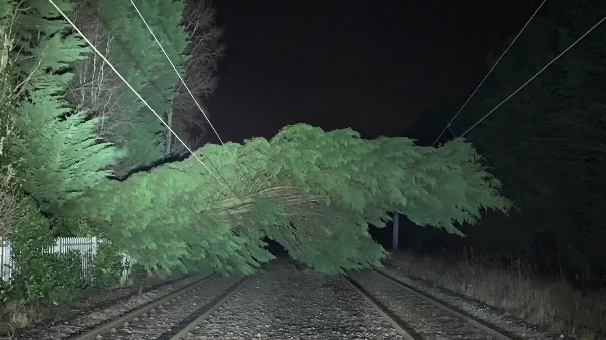 B31Voices's tweet photo. #SWBrumTRAVEL 🚊‼️NO CROSS CITY SERVICES #Birmingham to #Bromsgrove / #Redditch until mid-morning Weds 11 December at the earliest
From @WestMidRailway: “We have been advised by Network Rail that the line will require emergency work, following the discovery of another obstruction and damage to the overhead lines. Work will take place overnight to try and reopen the line by mid-morning tomorrow (11/12). Following this, stranded trains will need to be recovered, and a full line safety inspection will be carried out. There will be no morning peak services.”
#BirminghamUK
#B31Voices #BVoices #Northfield #Longbridge #university #SellyOak